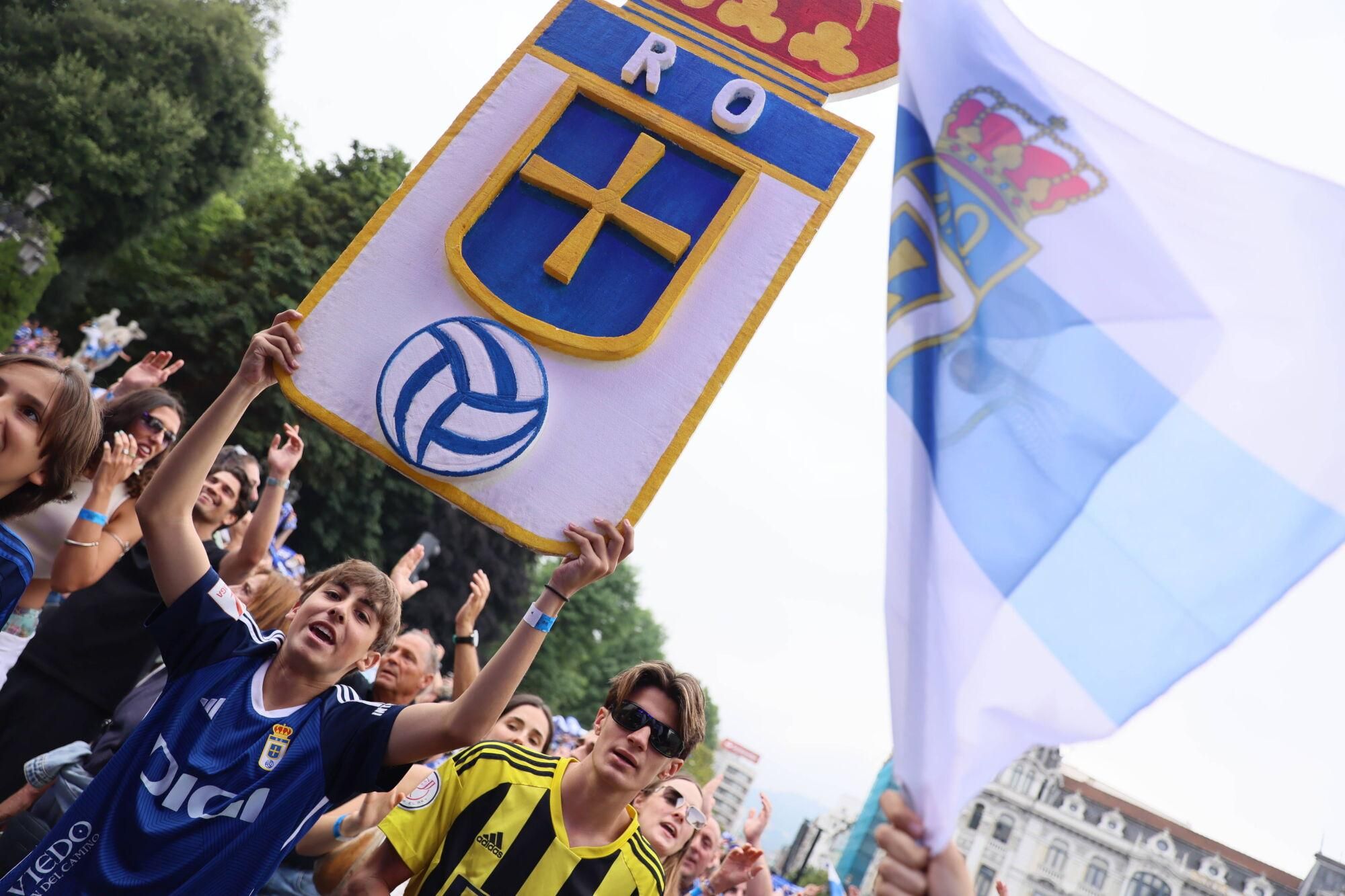 Locura azul en las calles de Oviedo para celebrar el ascenso del equipo a Primera División