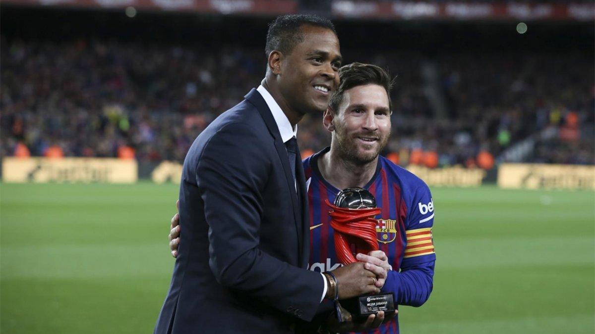 Kluivert entregando un premio a Messi durante la pasada temporada