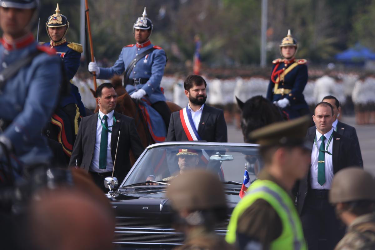 Gabriel Boric en un desfile militar en Santiago de Chile. Gabriel Boric en un desfile militar en Santiago de Chile.