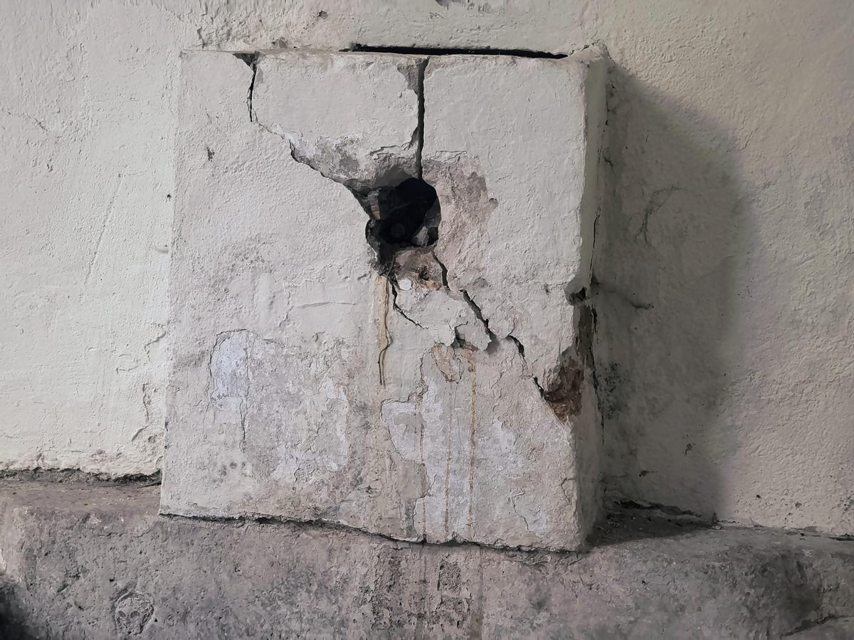 Detalle del agujero en la fuente del antiguo Hospital Major de Xàtiva, que ha sido cubierton con un tapón de fontanería.