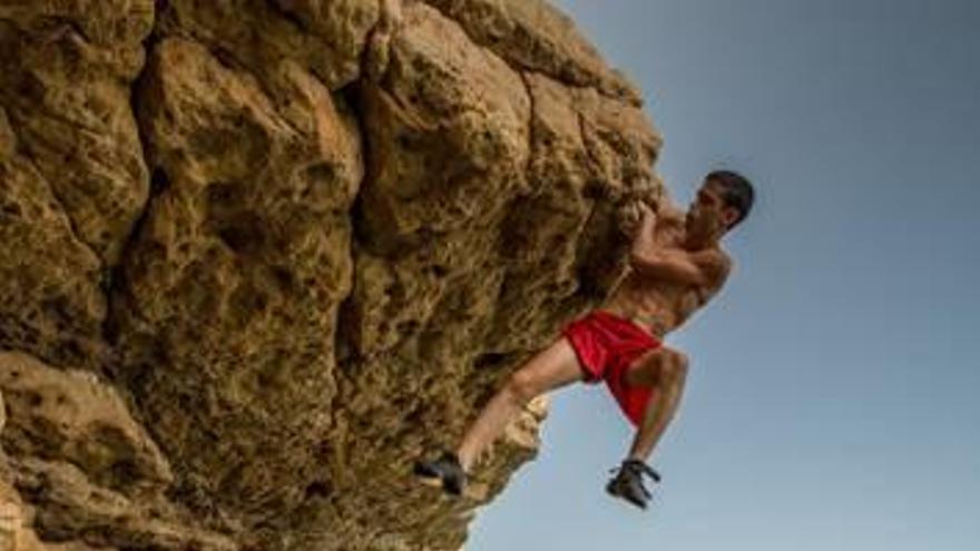 Otro escalador practicando psicobloc en un punto de Serra Gelada de la capital turística.