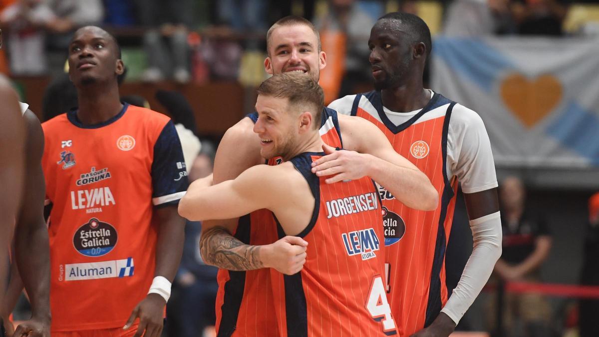 Dino Radoncic y Paul Jorgensen se abrazan tras un triunfo del Leyma.