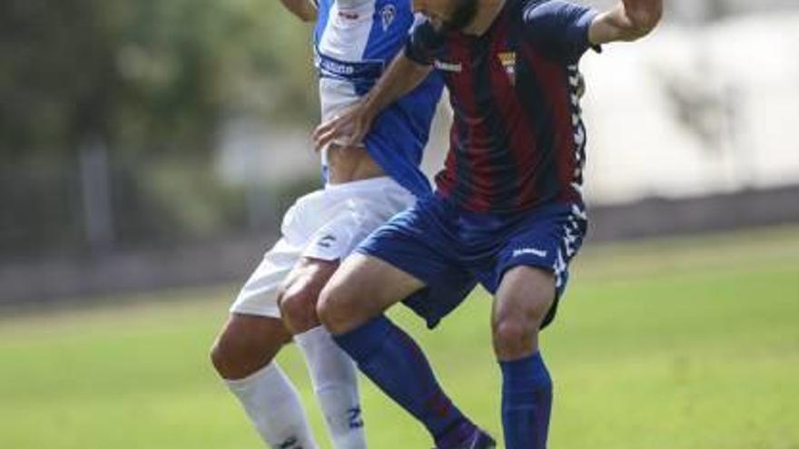 Jony Ñíguez disputando el balón, en el partido disputado ayer en Gavà.