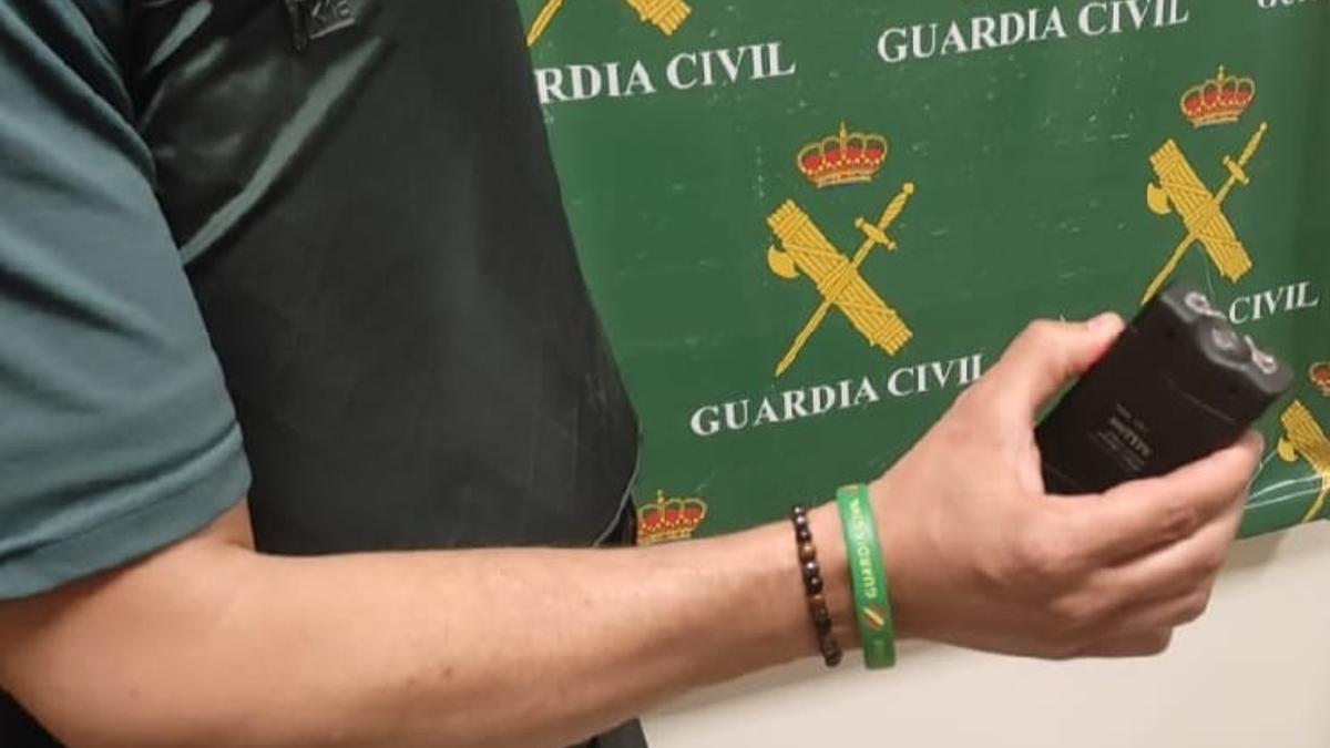 Un agente de la Guardia Civil con un dispositivo táser