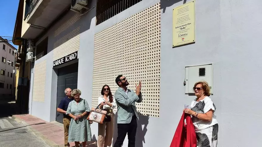 Vídeo | Acto de dedicatoria a Robe en la calle de Plasencia donde su padre tenía un taller y él ensayaba