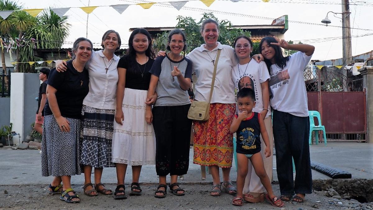 Manoli Sánchez, (con falda roja), en su misión de Filipinas