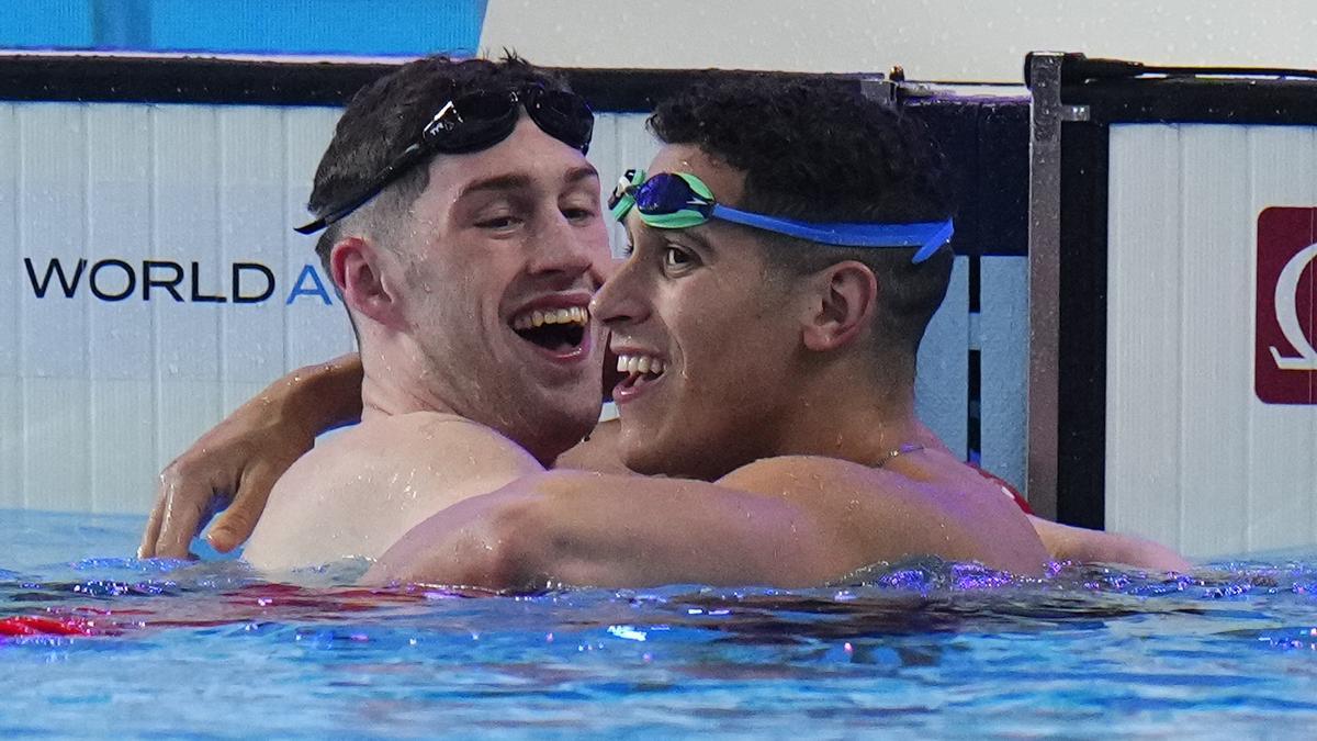 Hugo González, a la derecha, celebra su plata junto al estadounidense Hunter Armstrong (oro), este martes en el Mundial de Doha.