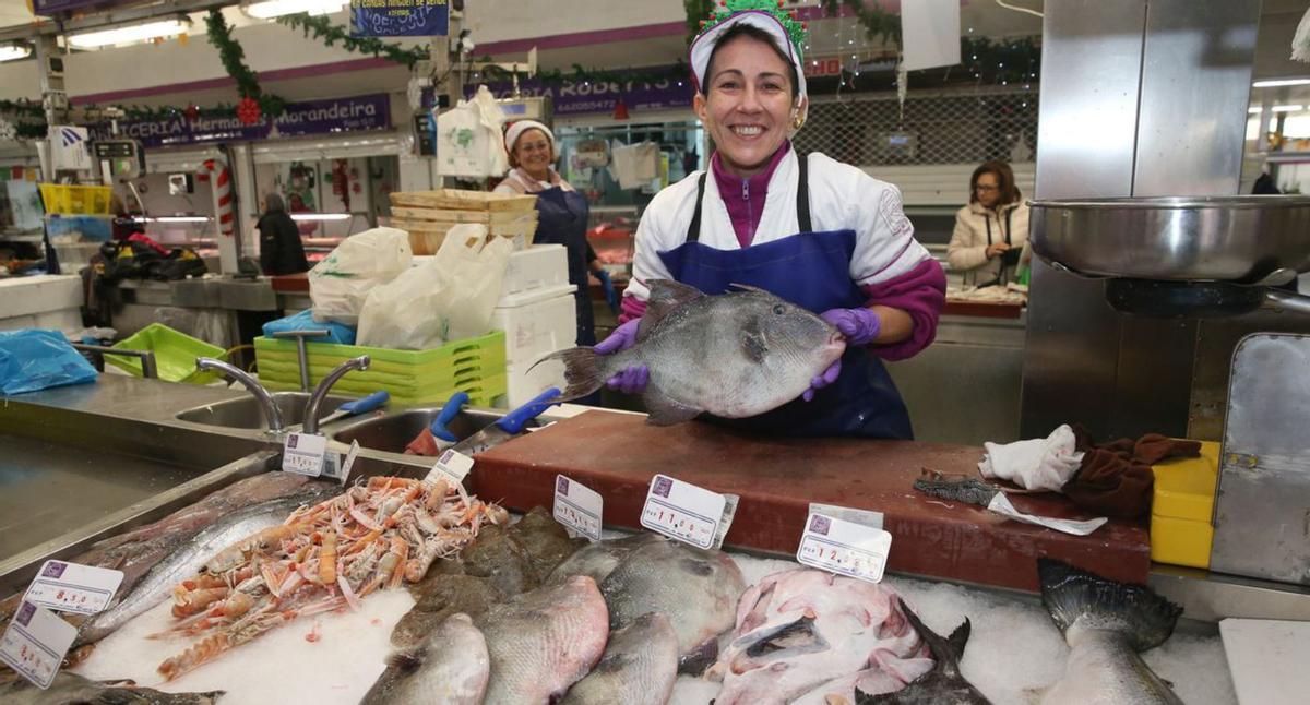 Una pescantina de Cangas muestra un ejemplar de pez ballesta o “peixe porco”.   | //  S.ÁLVAREZ