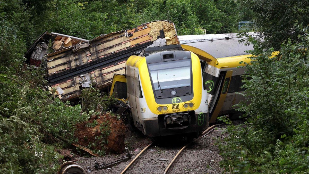 Un tren alemán descarrila tras un deslizamiento de tierras en la región de Baden-Württemberg.