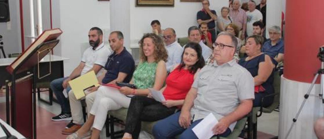El tripartito de Villalonga aprueba el  sueldo que le negó al alcalde socialista