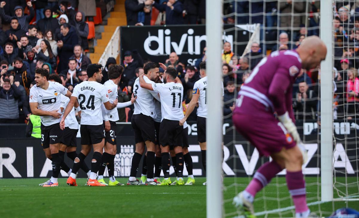 L’Espanyol pateix un altre atracament a Mestalla i cau en l’últim sospir: «És increïble, sempre que venim aquí ens passa el mateix»