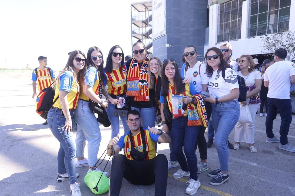 La afición del Valencia CF ante el Elche