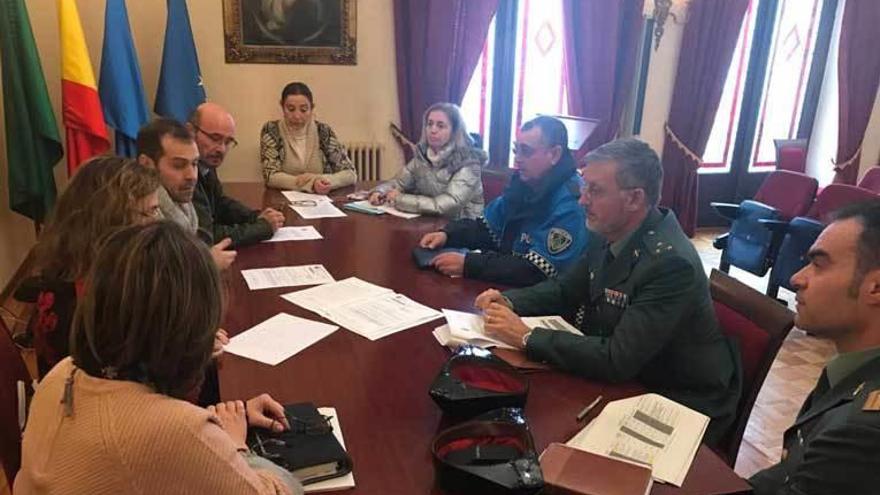 Los miembros que formarán la comisión de seguimiento, ayer, en el salón de plenos municipal.