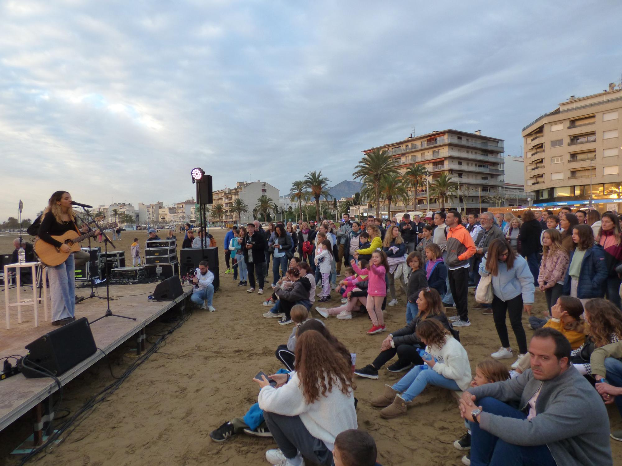 El Festivalet de Roses omple la platja de la Perola