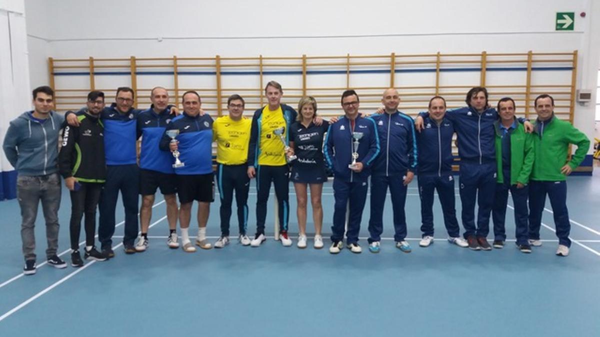 Jugadores veteranos de tenis de mesa en una entrega de premios