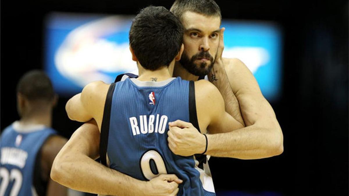 Marc Gasol y Ricky Rubio se saludan antes del partido