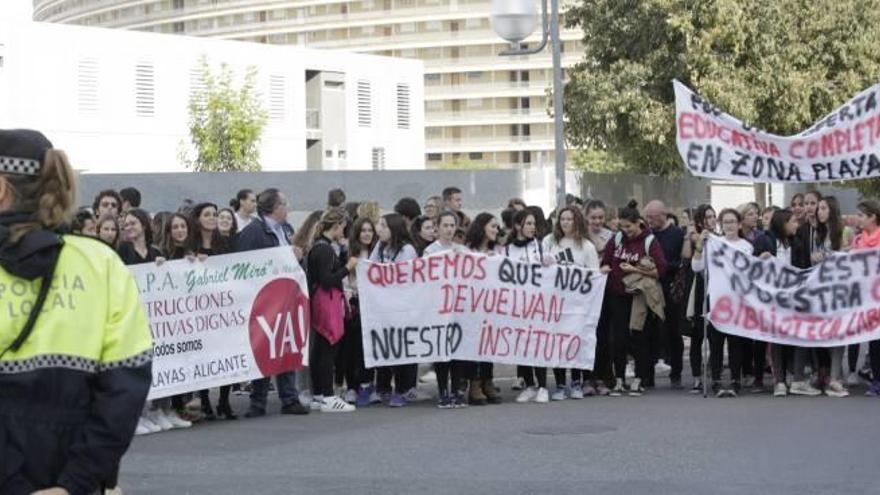 Concentración por un «instituto digno» en la Playa