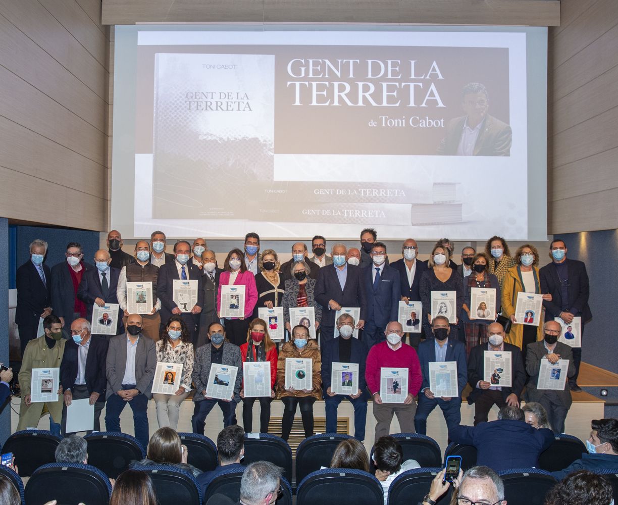 Toni Cabot presenta en el Club INFORMACIÓN el libro en el que plasma los perfiles de 40 personalidades de Alicante