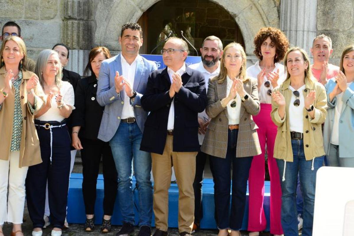 Integrantes de la candidatura del PP a las elecciones municipales del 28 de mayo, ayer en el paseo marítimo de Cangas .   | // GONZALO NÚÑEZ