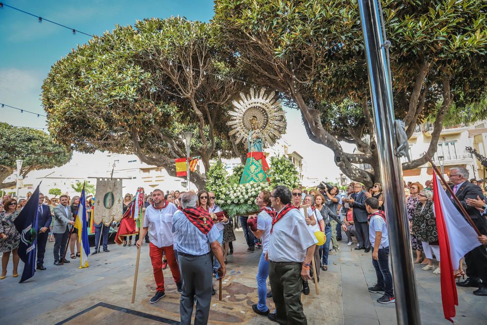 Benejúzar ha acogido el traslado de la patrona desde su santuario y un acto de homenaje a la Señera, en el día de la Comunidad Valenciana