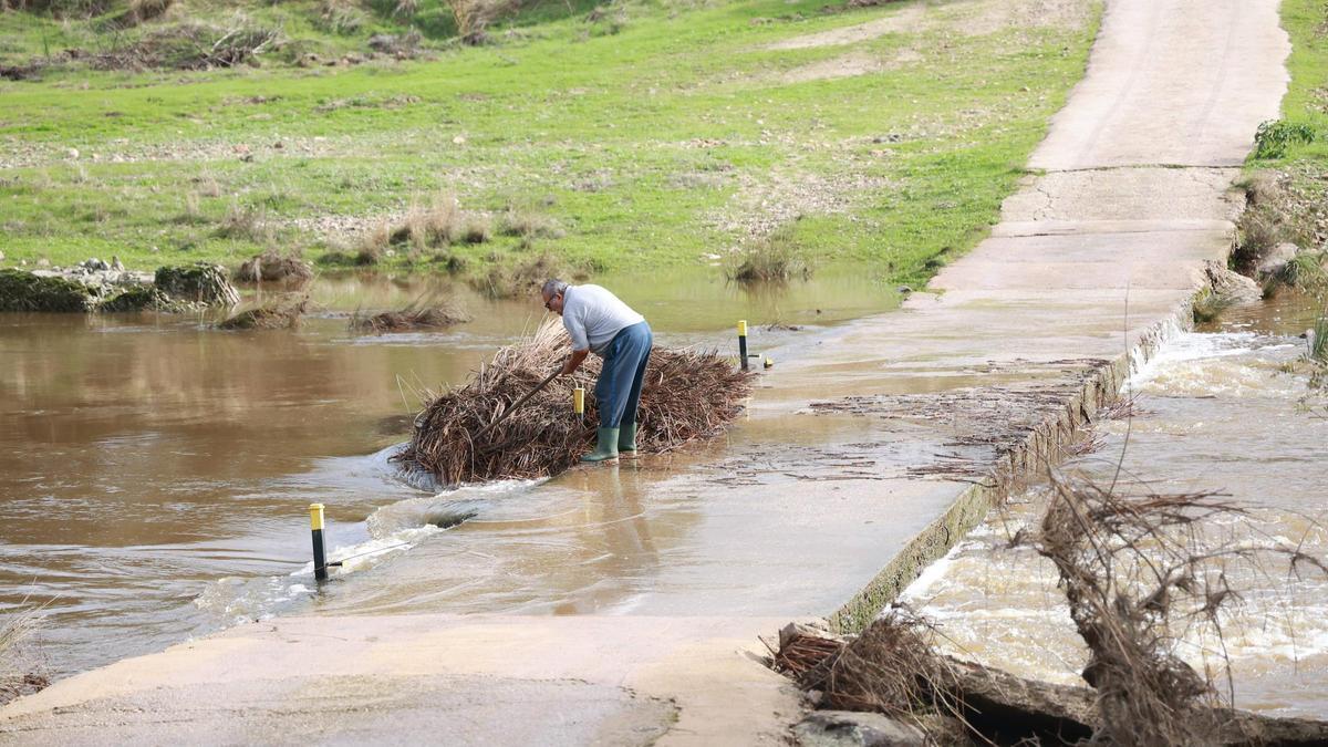 La crecida del Salor obstruye la única vía de salida de Cuartos del Baño.