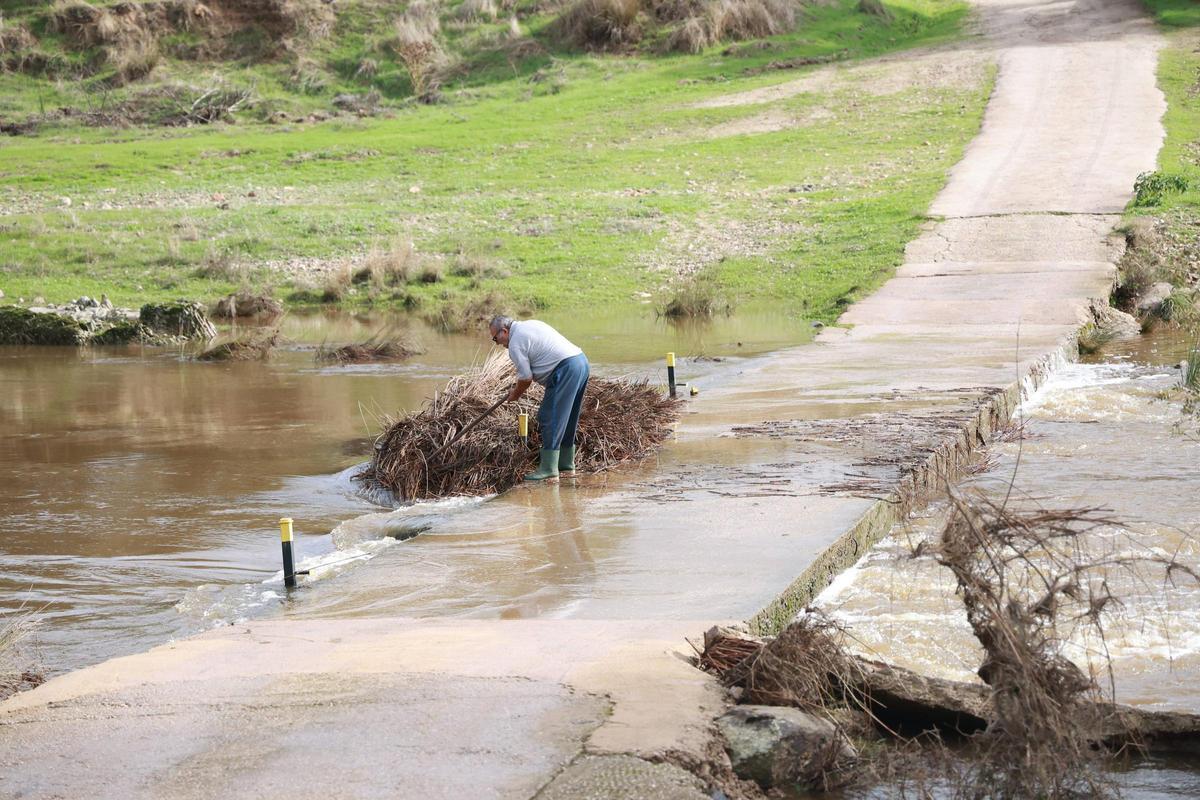 La crecida del Salor obstruye la única vía de salida de Cuartos del Baño, en una imagen de archivo.