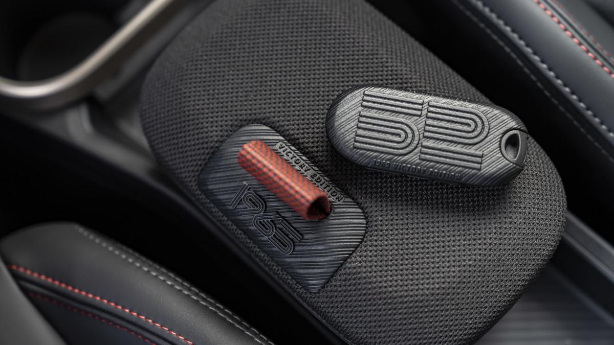 La llave exclusiva luce el número 52, el mismo dorsal con el que el Mini Cooper S conquistó Montecarlo hace seis décadas.