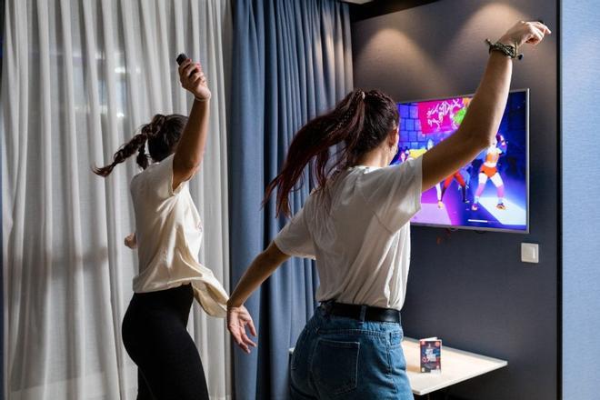 Dos mujeres jugando a Just Dance 3 en Barceló Imagine de Madrid