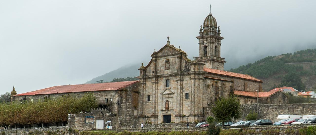 Vista del monasterio de Oia.