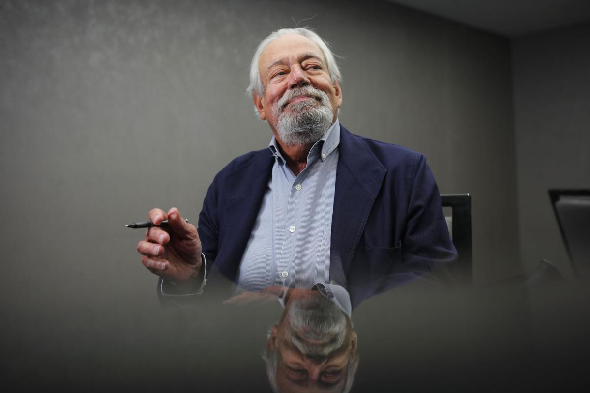 MEX093. GUADALAJARA (MÉXICO), 01/12/2025.- El Premio Cervantes 2025, el escritor mexicano Gonzalo Celorio, posa durante una entrevista con EFE en el marco de la 39 edición de la Feria Internacional del Libro de Guadalajara (FIL) este lunes, Guadalajara (México). Celorio aseguró que "sin la lengua española no existiría México" ya que fue "la lengua de la independencia", a la vez que subrayó que no le parece "pertinente" la solicitud de perdón a España por la conquista por generar "una polarización improcedente e inútil". EFE/Francisco Guasco