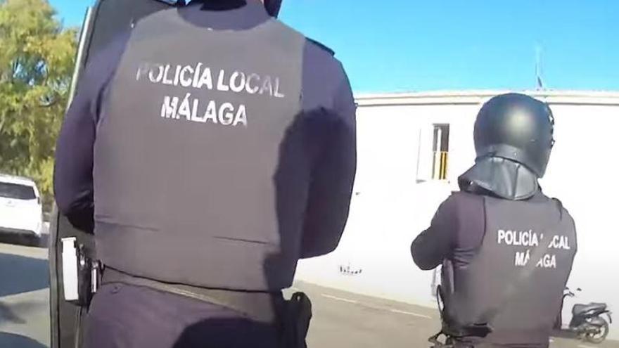 Los agentes, antes de entrar en la vivienda.