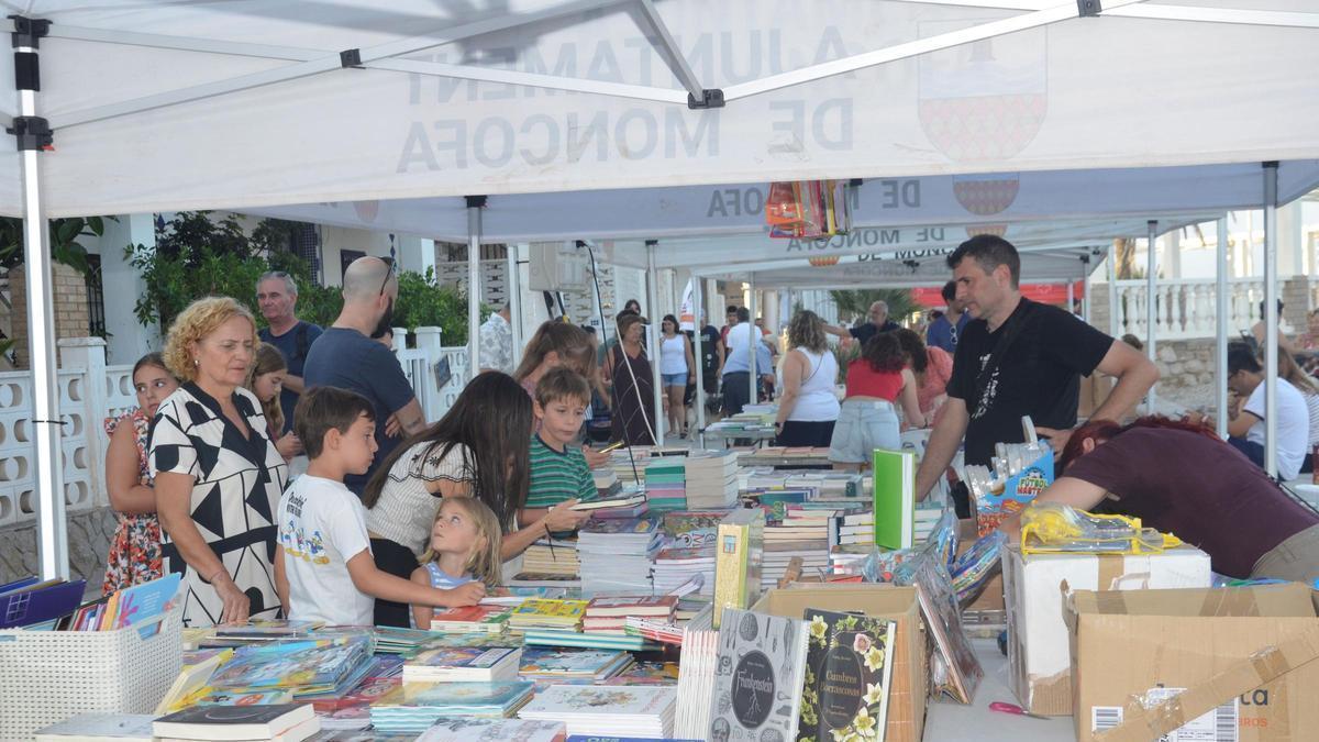 El paseo marítimo se ha convertido en un espacio de lectura y cultura.