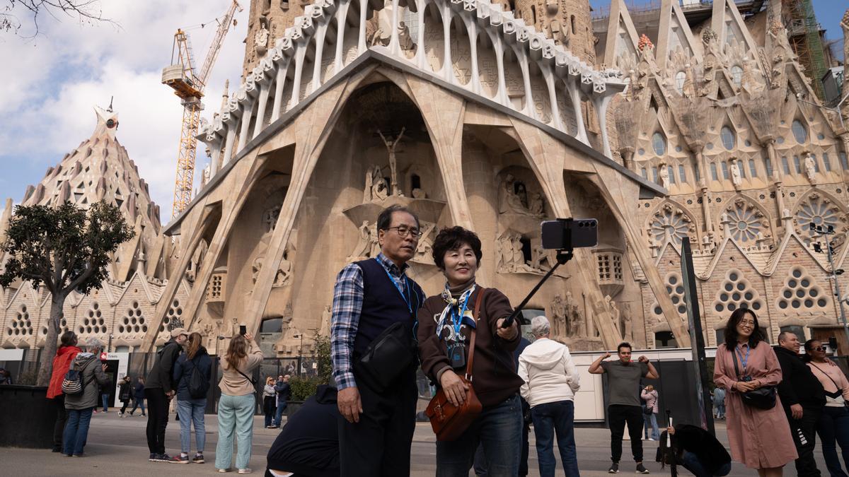 Turistas delante de la Sagrada Familia, en Barcelona, este mes de abril.