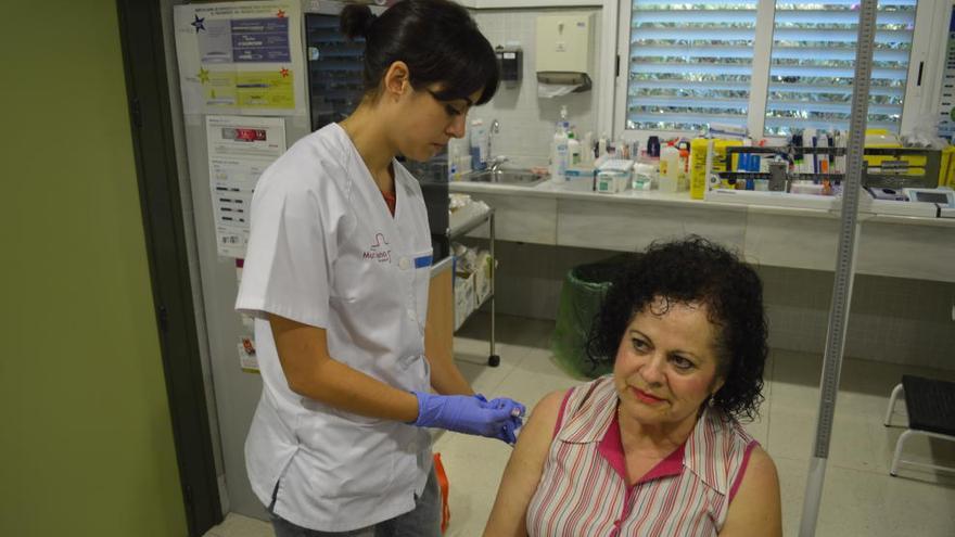 Una mujer recibe su vacuna en La Flota, en Murcia.