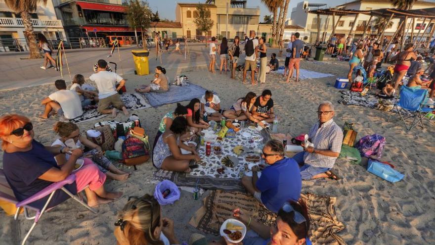 Imagen de archivo de la Nit de Sant Joan de 2017 en la playa del Portitxol.