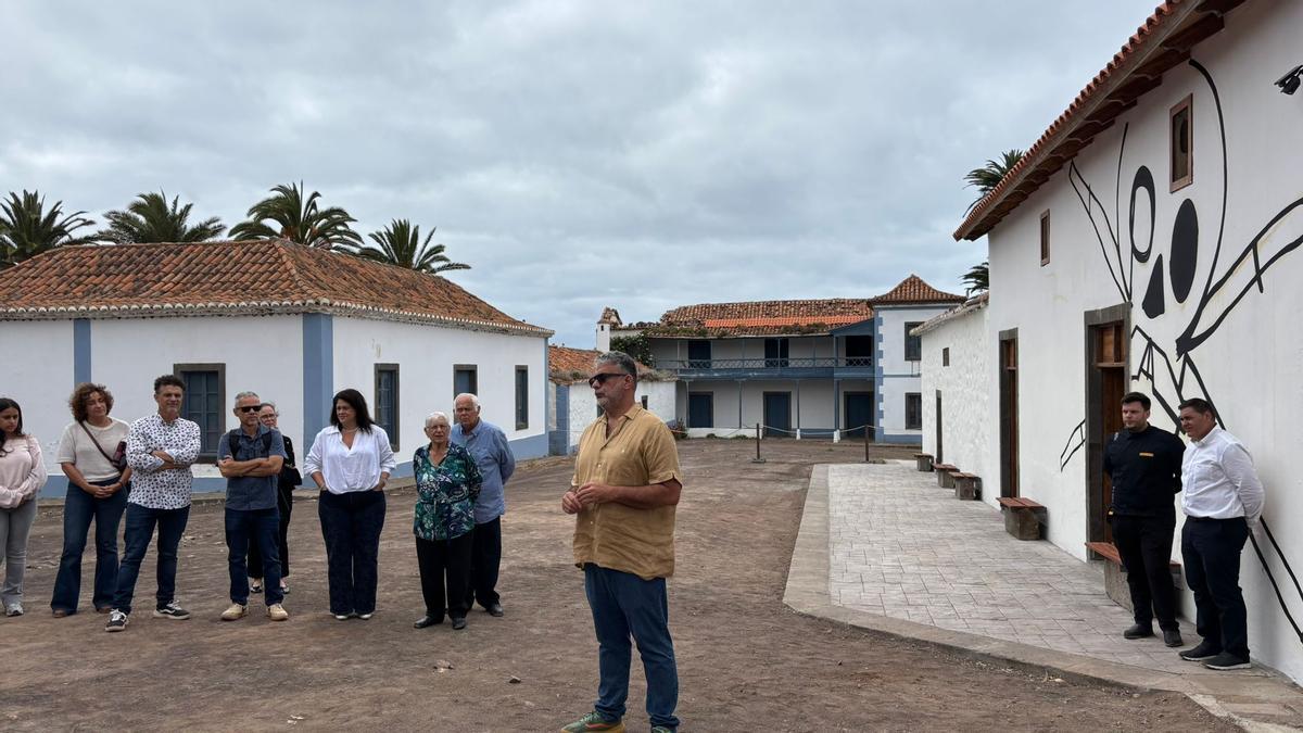 Presentación de la nueva destilería de Peligroso Pérez en Firgas