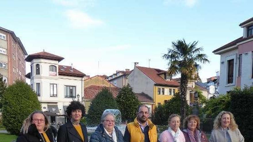 María Eugenia Sierra, Inés Rato, Beatriz Corzo, Marco Antonio Casas, la alcaldesa Amparo Antuña, Pilar Díaz y Elena Berdayes.