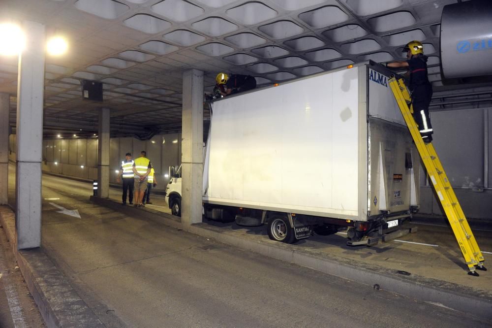 Un camión atascado en el túnel de María Pita