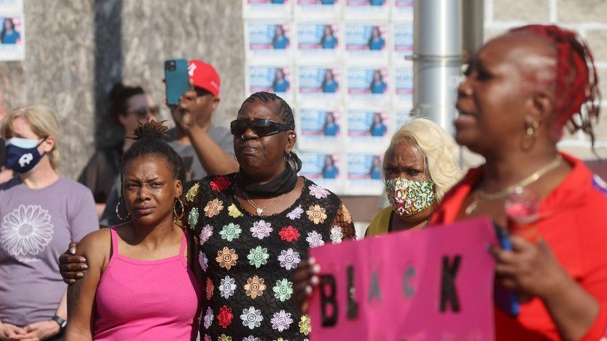 Unas mujeres negras con un cartel de Black lives matter, en las cercanías del supermercado de Búfalo.