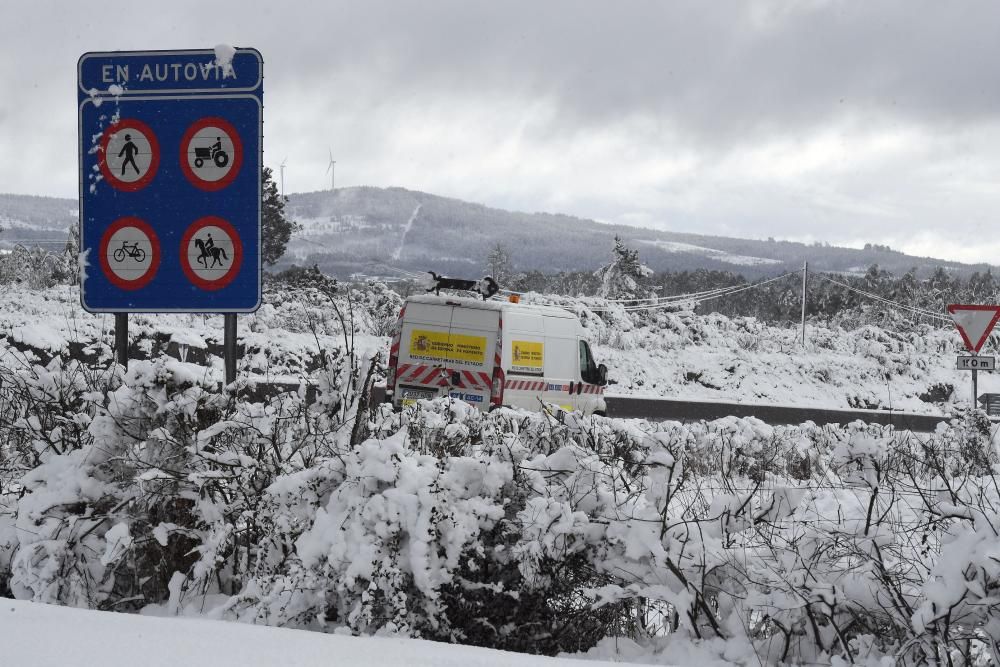 La nieve complica el tráfico en la A-6