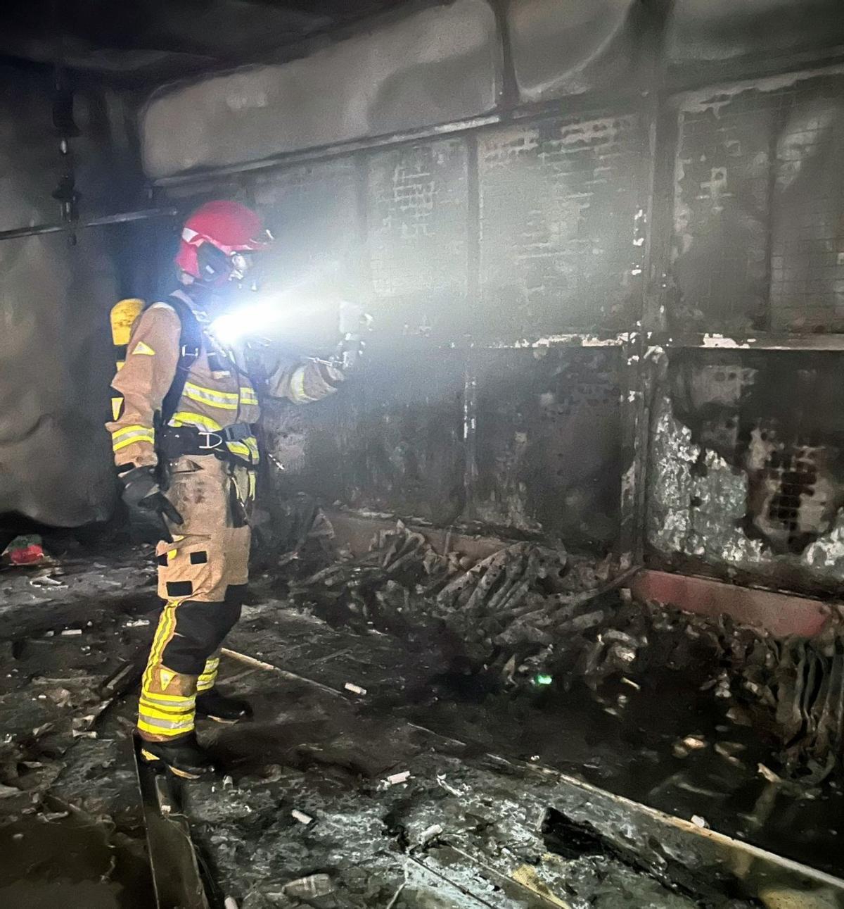 Bombero en la nave de pinturas de Yecla incendiada.