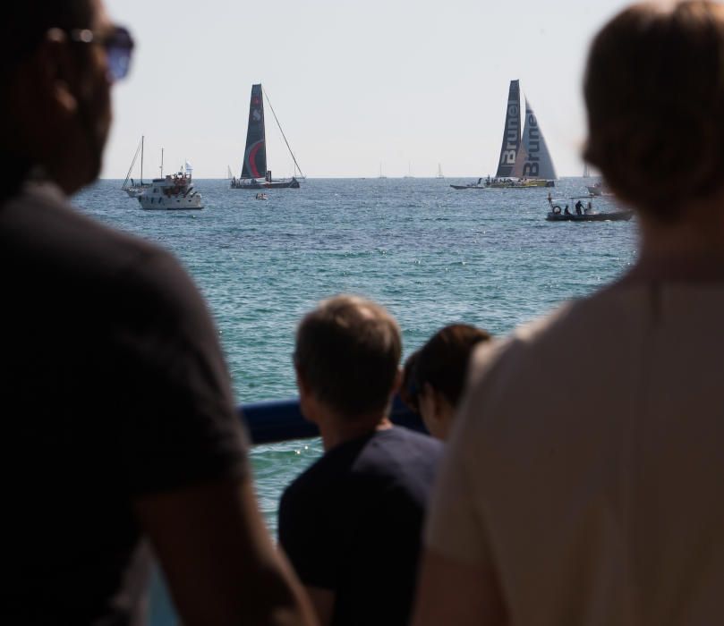 Miles de personas se dan cita en el Village del Puerto de Alicante para disfrutar del estreno de la competición