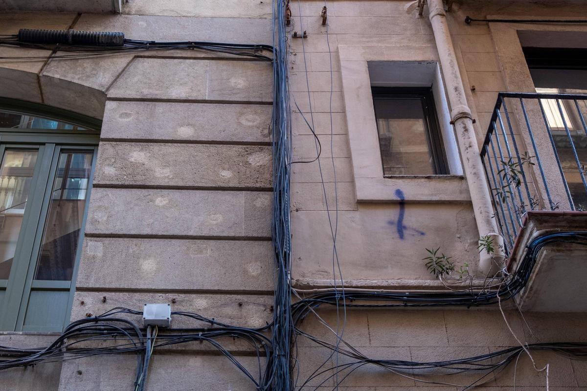 Barcelona trata de poner fin a las marañas de cables en las fachadas