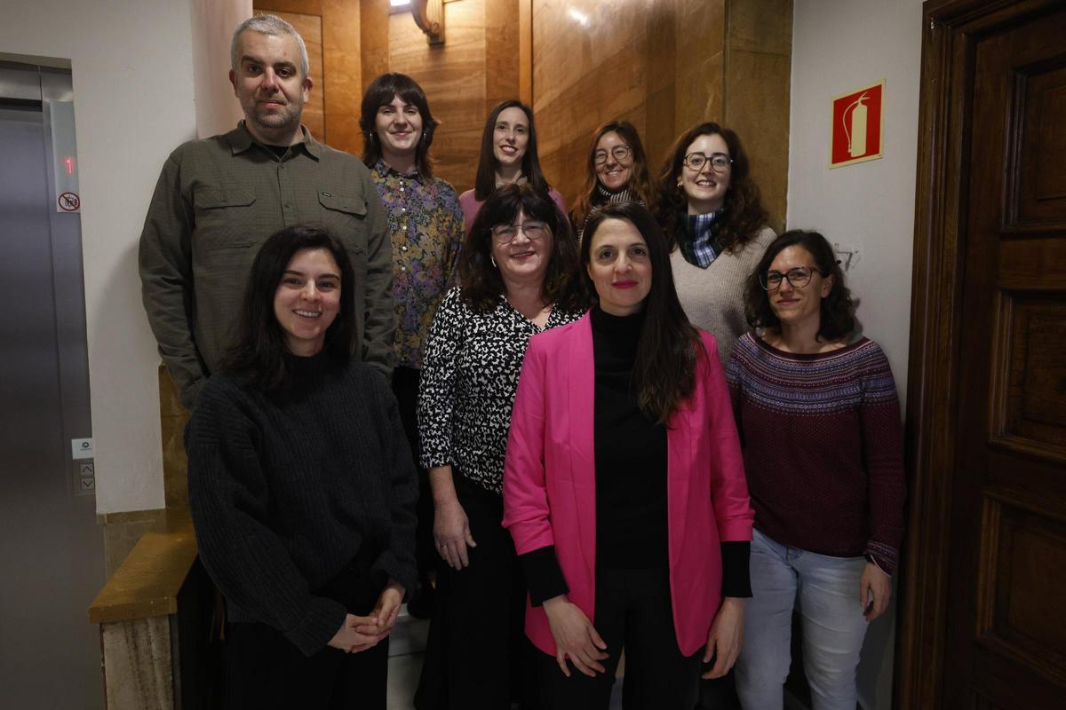 Miembros de la junta directiva de la Sociedad Asturiana de Psicología Clínica (SOPCA). De izquierda a derecha, en primera fila, Aída Fernández Lara (secretaria), Ana Jesús Rodríguez Hevia (vicepresidenta), María Eugenia de la Viuda Suárez (presidenta) y Ana Alcón Durán (vocal); detrás, Anxo Barrio Nespereira (tesorero), Julia Pérez Fernández (vocal), María Elena Pérez Fernández (vocal), Ana García Fernández (vocal) y Mónica Martínez Sallent (vocal).