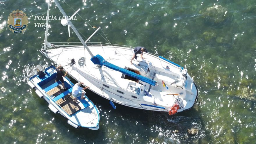 Rescatan un velero a la deriva en Vigo que quedó encallado entre unas rocas