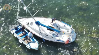 Rescatan un velero a la deriva en Vigo que quedó encallado entre unas rocas