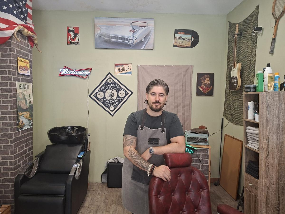 Carlos, barbero en la calle Maestranza