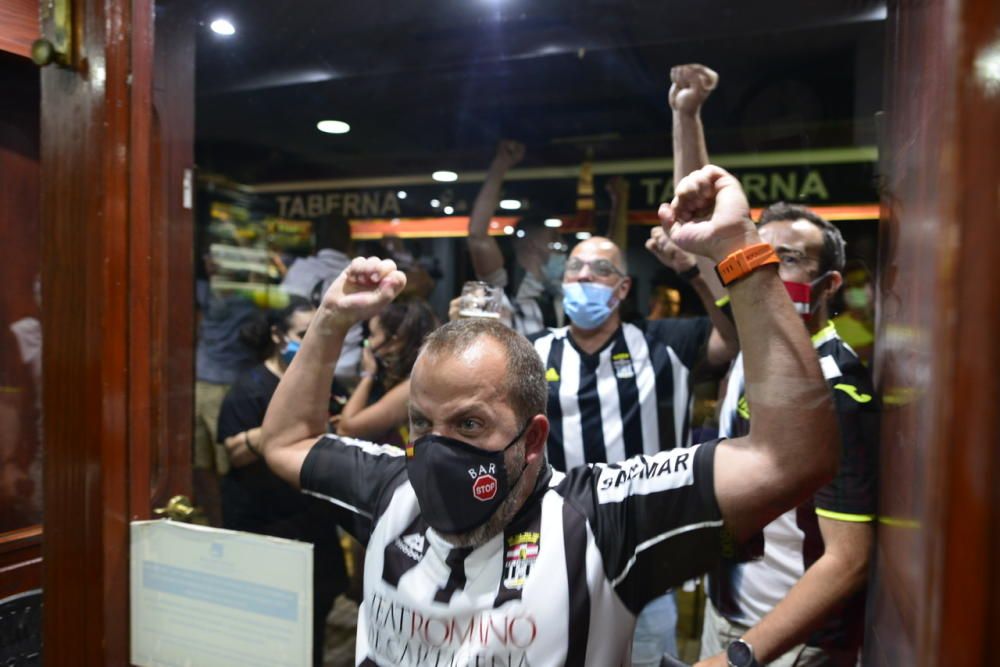 La afición celebra el ascenso del FC Cartagena