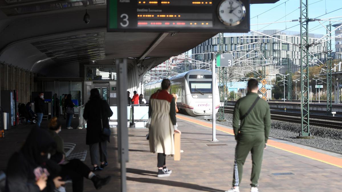 Pasajeros esperando el tren en la estación de Pontevedra.