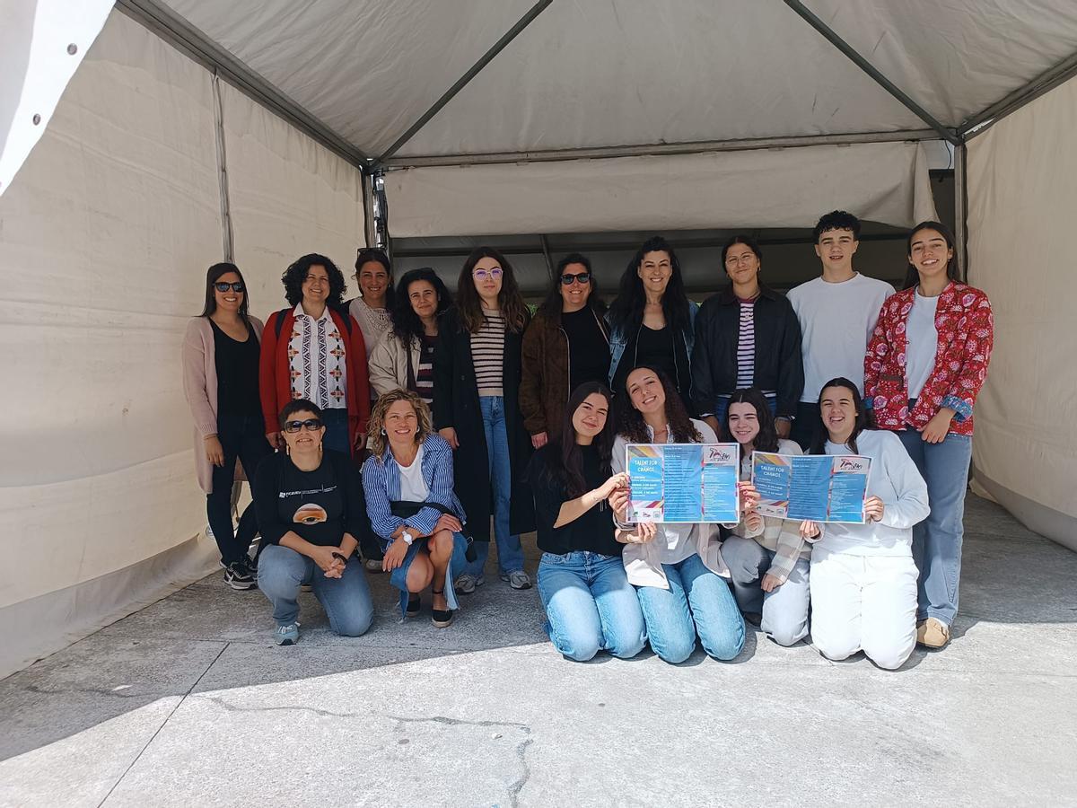 La presentación del festival «Talent for Change» en la carpa de la Praza Massó, en Bueu, con representantes de los centros educativos, estudiantes y la concejala de Cultura, Carmen García.